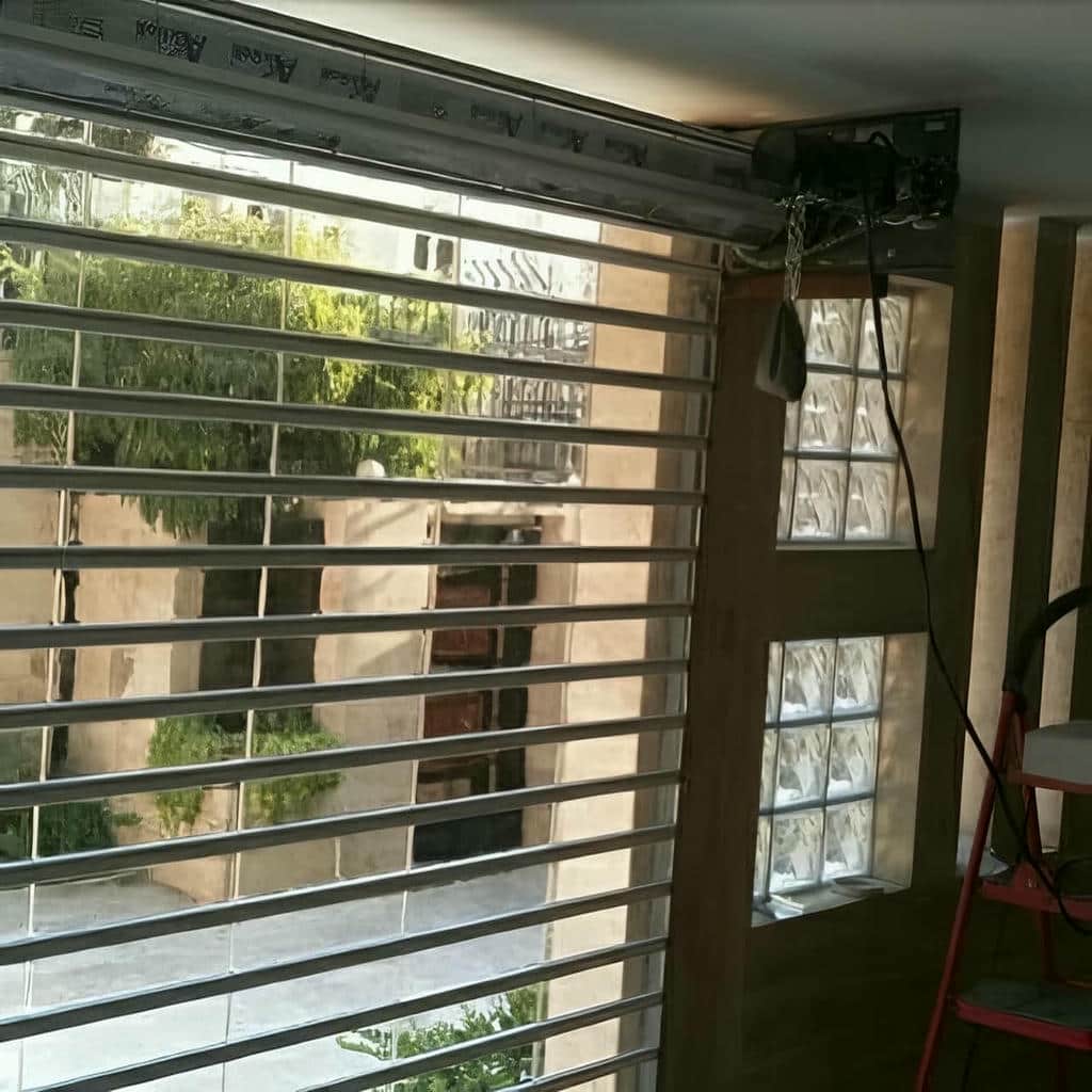 کرکره برقی خاکستری ورودی کارواش با کف خیس کرکره برقی خاکستری ورودی کارواش با کف خیس