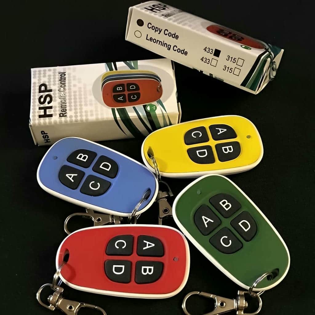 کرکره برقی سفید ورودی مسکونی با ستون نامتقارن کرکره برقی سفید ورودی مسکونی با ستون نامتقارن