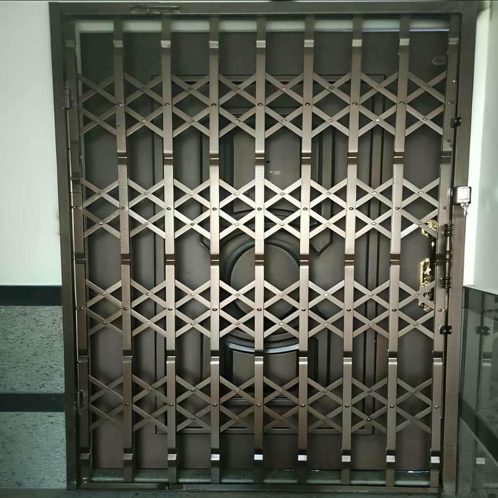 گارد آکاردئونی نقره ای در پاگرد باریک