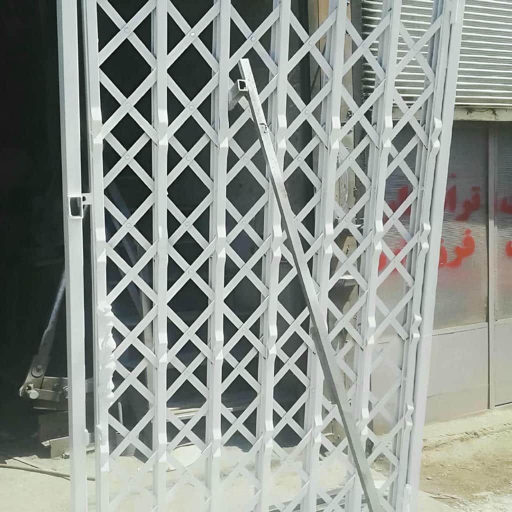 گارد فلزی جمع شده کنار قاب چوبی آپارتمان