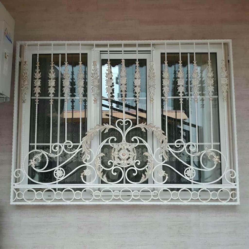 گارد فلزی خاکستری در حیاط محصور استان همدان