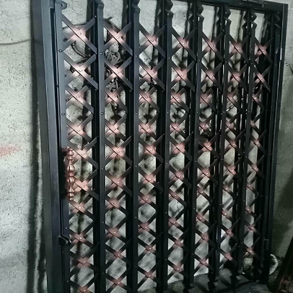 گارد فلزی قهوه ای کنار درب چوبی گارد فلزی قهوه ای کنار درب چوبی