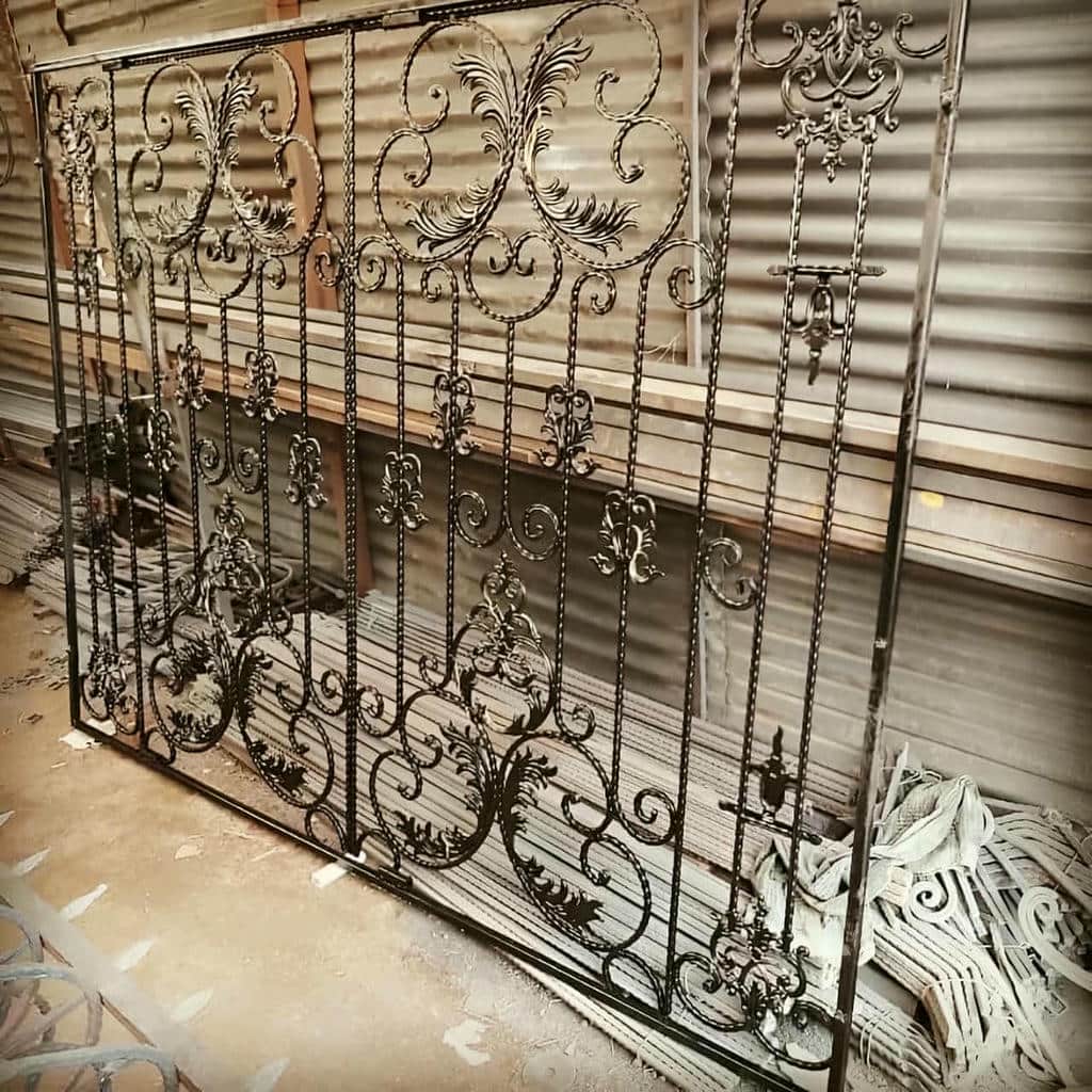 گارد فلزی مشکی روبه حیاط باران گیر