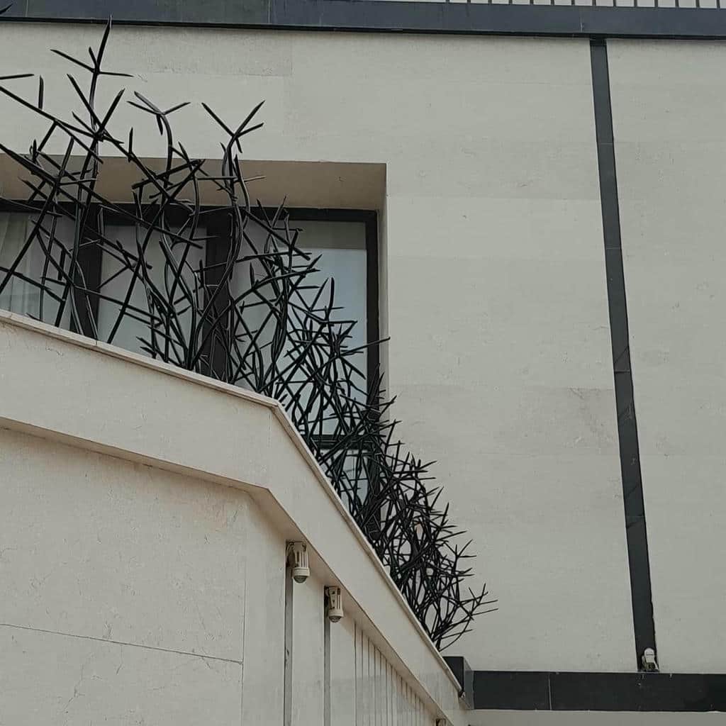 گارد فلزی مشکی کنار ورودی پارکینگ زاهدان گارد فلزی مشکی کنار ورودی پارکینگ زاهدان