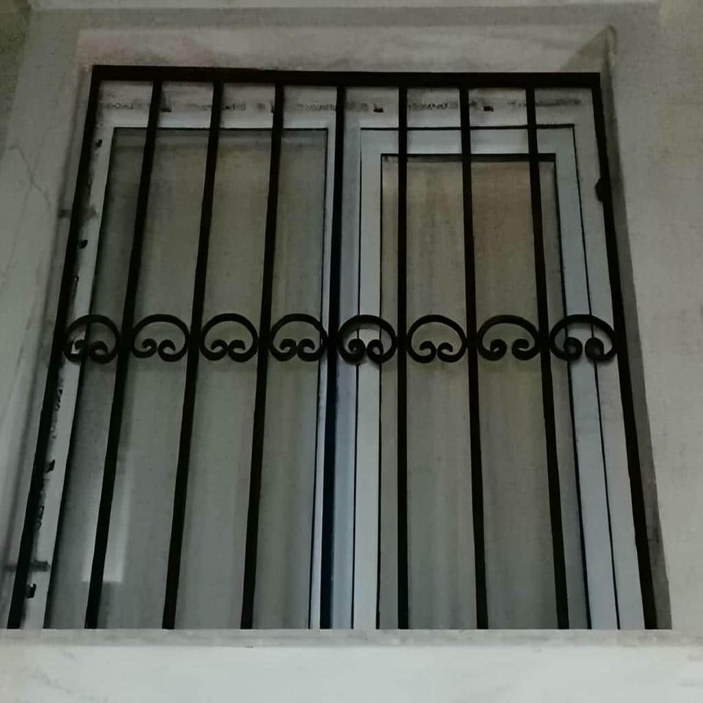 گارد پنجره با خطوط عمودی کنار ورودی پارکینگ