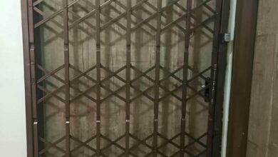حفاظ درب آکاردئونی خاکستری روی دهانه عریض کرمان