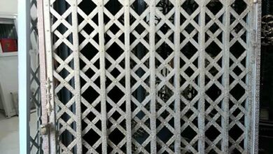 حفاظ درب آکاردئونی خاکستری مقابل آپارتمان استان آذربایجان غربی