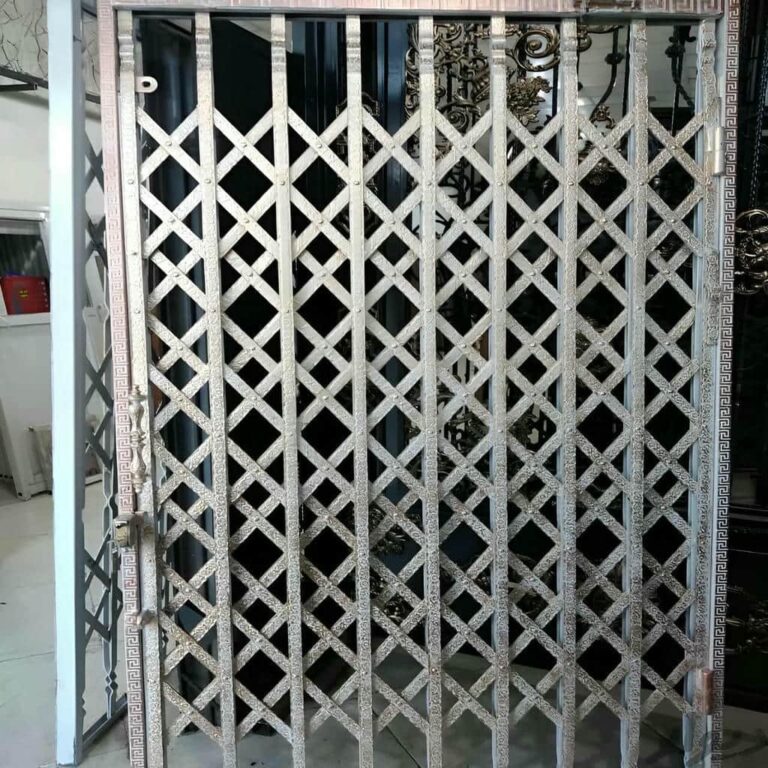حفاظ درب آکاردئونی خاکستری مقابل آپارتمان استان آذربایجان غربی حفاظ درب آکاردئونی خاکستری مقابل آپارتمان استان آذربایجان غربی