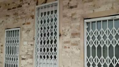 حفاظ درب آکاردئونی سفید در پاگرد باریک استان سیستان و بلوچستان