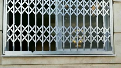 حفاظ درب آکاردئونی سفید در پاگرد باریک استان سیستان و بلوچستان