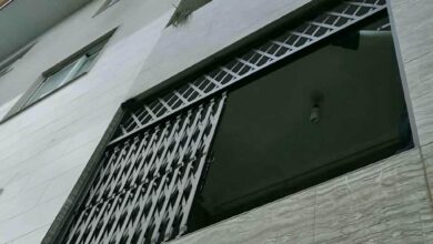 حفاظ درب آکاردئونی سفید روی چارچوب کج اردبیل