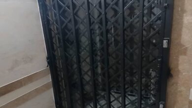 حفاظ درب آکاردئونی مشکی مقابل ورودی آپارتمان استان سمنان