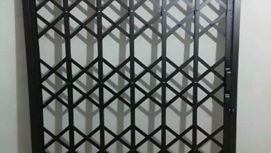 حفاظ درب آکاردئونی مشکی کنار ایوان ویلایی ارومیه