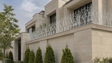 حفاظ دیوار سرنیزه ای مشکی بالای باغ استان خراسان جنوبی