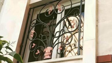 حفاظ پنجره آهنی خاکستری کنار ورودی مجتمع کرج
