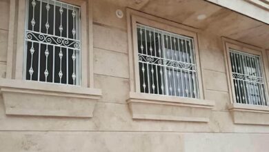 حفاظ پنجره آهنی سفید روی نمای آفتاب‌گیر بندرعباس