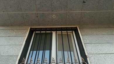 حفاظ پنجره آهنی سفید ساختمان ساحلی استان هرمزگان