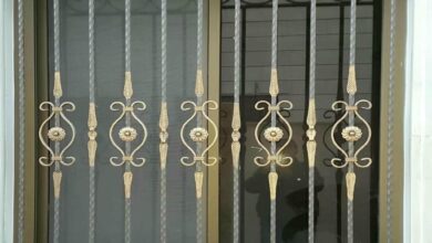 حفاظ پنجره آهنی سفید کنار گذر باریک استان سیستان و بلوچستان