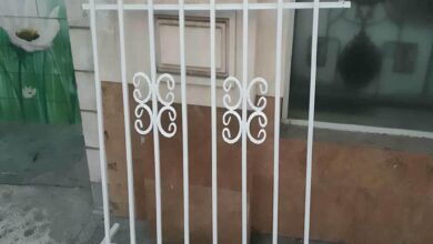 حفاظ پنجره آهنی عریض روی نمای اداری کرمان