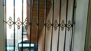 حفاظ پنجره آهنی مشکی روی نمای آجری قدیمی مشهد