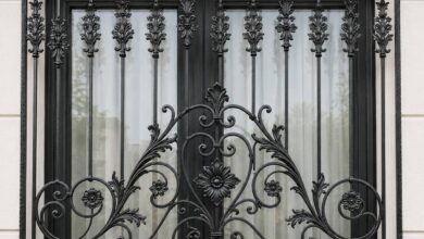 حفاظ پنجره آهنی مشکی روی نمای آفتاب‌گیر اصفهان