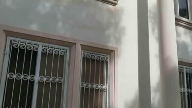 حفاظ پنجره آهنی مشکی روی نمای سنگی استان قزوین