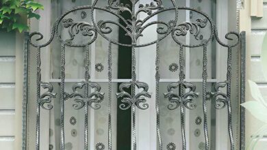 حفاظ پنجره آهنی مشکی ویلای سنندج کنار باغچه