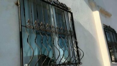 حفاظ پنجره آهنی مشکی کنار قاب نوساز استان خراسان رضوی
