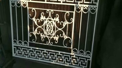 حفاظ پنجره آهنی مشکی کنار ورودی ساختمان استان بوشهر