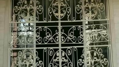 حفاظ پنجره آهنی کنار دیوار آجری ایلام