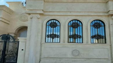حفاظ پنجره مشکی روی تراز بالایی ویلای یاسوج