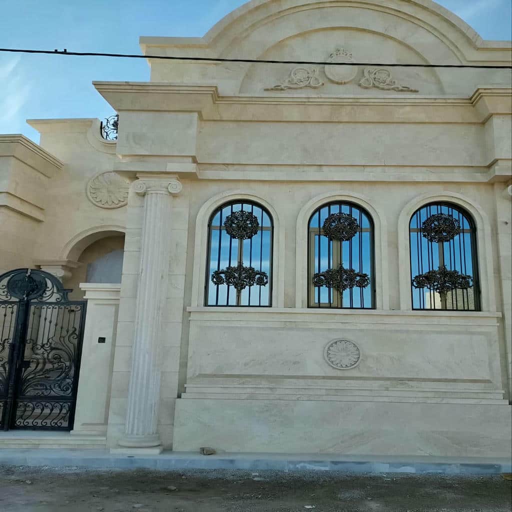 حفاظ پنجره مشکی روی تراز بالایی ویلای یاسوج مرکز فروش حفاظ پنجره برای ویلاهای دوبلکس در یاسوج و حومه