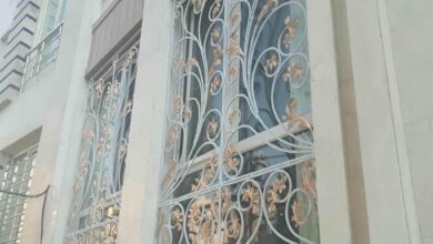 حفاظ پنجره مشکی روی دیوار آجری استان خراسان شمالی