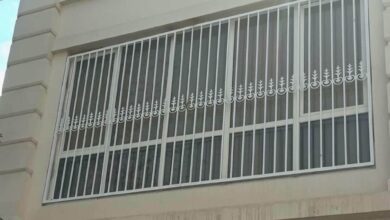 حفاظ پنجره مشکی روی نمای آجری بجنورد