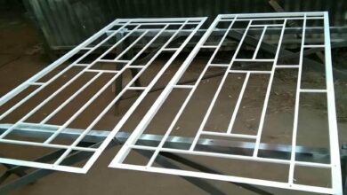 حفاظ پنجره مشکی ظریف روی نمای سنگی یاسوج