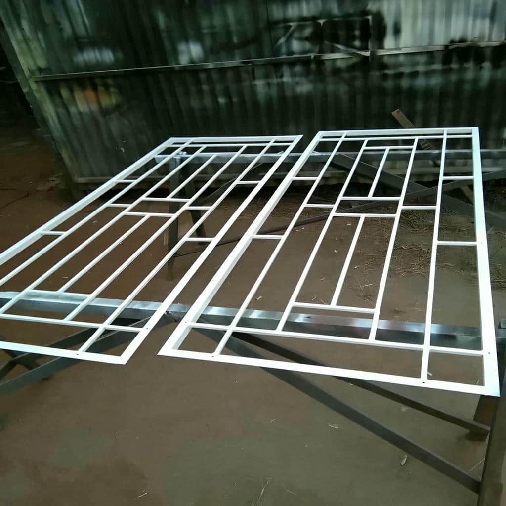 حفاظ پنجره مشکی ظریف روی نمای سنگی یاسوج مرکز فروش حفاظ پنجره سفارشی برای نماهای لوکس در یاسوج و حومه