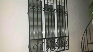 حفاظ پنجره مشکی کنار نمای سنگی تبریز