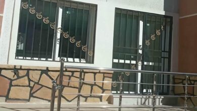 حفاظ پنجره مشکی کنار ورودی مسکونی استان کرمانشاه