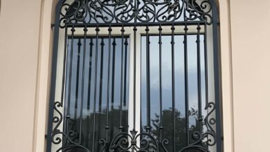 حفاظ پنجره هندسی مشکی روی نمای ویلای گرگان
