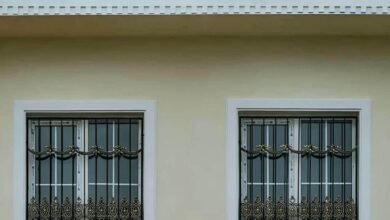 حفاظ پنجره کرم کنار نمای سنگی استان اردبیل