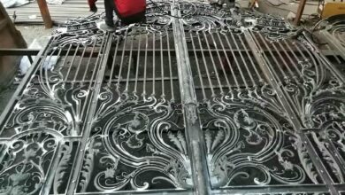 درب حیاط فرفورژه مشکی در اهواز کنار ستون سنگی