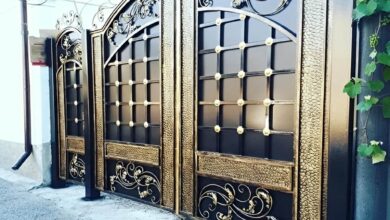 درب حیاط فلزی سفید کنار محوطه آفتابگیر اصفهان