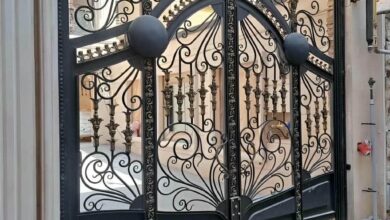 درب حیاط مشکی استان اردبیل کنار نمای سنگی کرم
