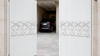 درب حیاط مشکی استان سمنان کنار ستون نیمه‌تمام