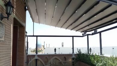 سایبان برقی خاکستری بالای ورودی بازارچه استان خراسان جنوبی