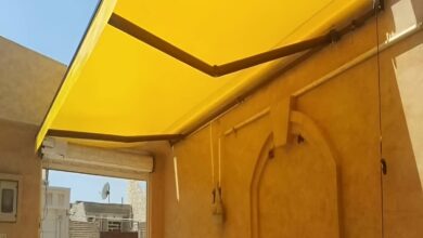 سایبان برقی خاکستری بر سردر فروشگاه بیرجند