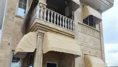 سایبان برقی پارچه کرم بالای ورودی آجری استان خراسان شمالی