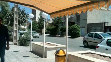 سایبان برقی کرم بالای دهانه نامتقارن مغازه اردبیل