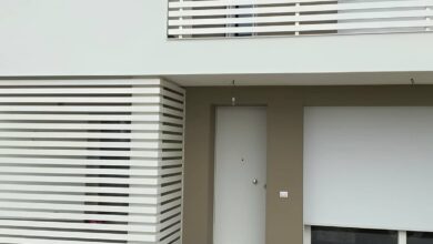 نرده بالکن آهنی خاکستری روی تراس مجتمع استان آذربایجان شرقی