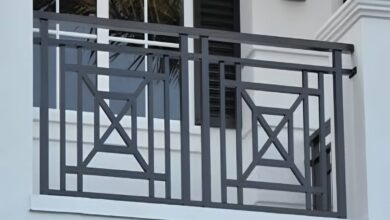 نرده بالکن آهنی خاکستری روی تراس مسکونی استان گلستان